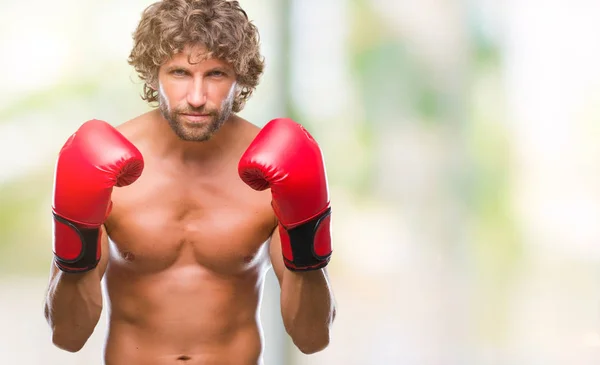 Guapo Boxeador Hispano Con Guantes Boxeo Sobre Fondo Aislado Escéptico — Foto de Stock