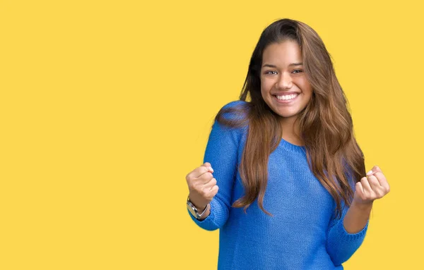 Jovem Bela Mulher Morena Vestindo Camisola Azul Sobre Fundo Isolado — Fotografia de Stock