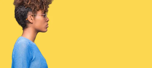 Hermosa Mujer Afroamericana Joven Con Gafas Sol Sobre Fondo Aislado — Foto de Stock