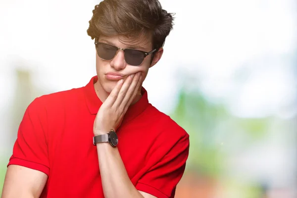 Joven Hombre Guapo Con Gafas Sol Sobre Fondo Aislado Pensando —  Fotos de Stock