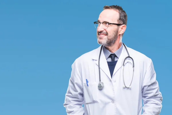 Hombre Médico Mediana Edad Con Uniforme Médico Aislado Mirando Hacia — Foto de Stock