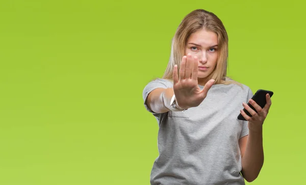 Jonge Kaukasische Vrouw Verzenden Bericht Smartphone Geïsoleerde Achtergrond Met Open — Stockfoto