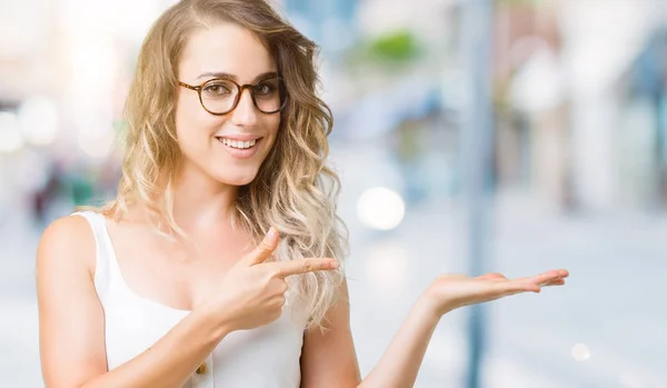 Vacker Ung Blond Kvinna Bär Glasögon Över Isolerade Bakgrund Förvånade — Stockfoto