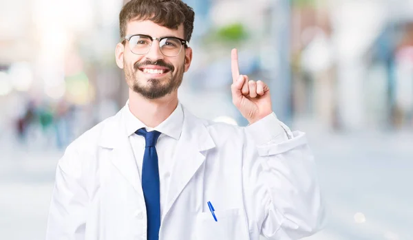 Jeune Scientifique Professionnel Homme Portant Manteau Blanc Sur Fond Isolé — Photo