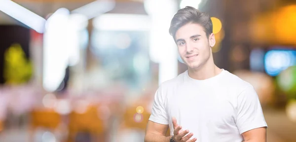 Jovem Homem Bonito Vestindo Camiseta Branca Sobre Fundo Isolado Mãos — Fotografia de Stock