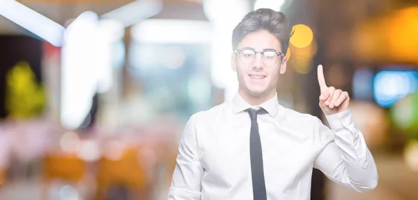 Młody Biznesmen Okularach Białym Tle Wyświetlono Skierowaną Górę Palca Numer — Zdjęcie stockowe