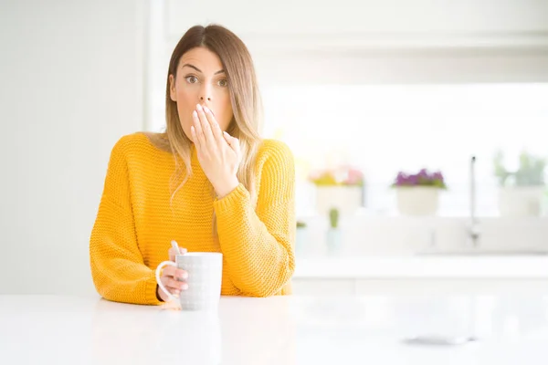 Jonge Mooie Vrouw Drinken Een Kopje Koffie Thuis Cover Mond — Stockfoto