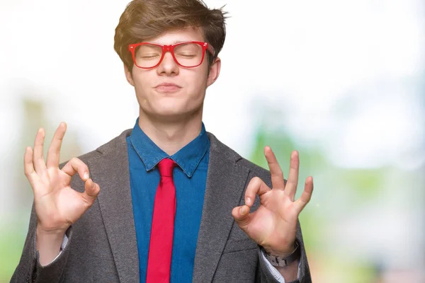 Junger Gutaussehender Geschäftsmann Mit Roter Brille Vor Isoliertem Hintergrund Entspannt — Stockfoto