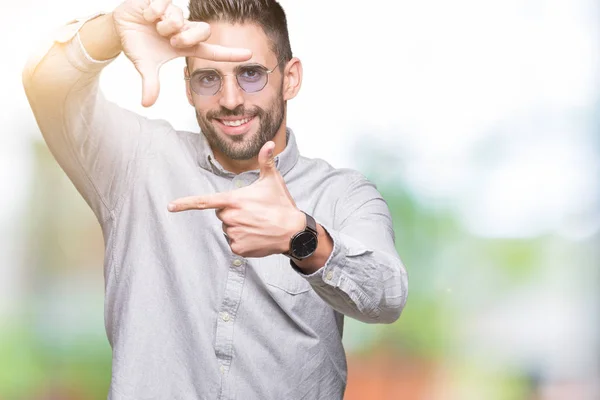 Homem Bonito Jovem Usando Óculos Sol Sobre Fundo Isolado Sorrindo — Fotografia de Stock