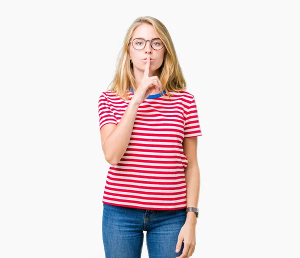 Hermosa Joven Con Gafas Sobre Fondo Aislado Pidiendo Estar Tranquila — Foto de Stock