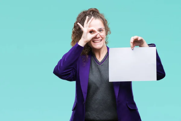 Joven Estudiante Morena Vistiendo Uniforme Escolar Sosteniendo Papel Blanco Sobre —  Fotos de Stock