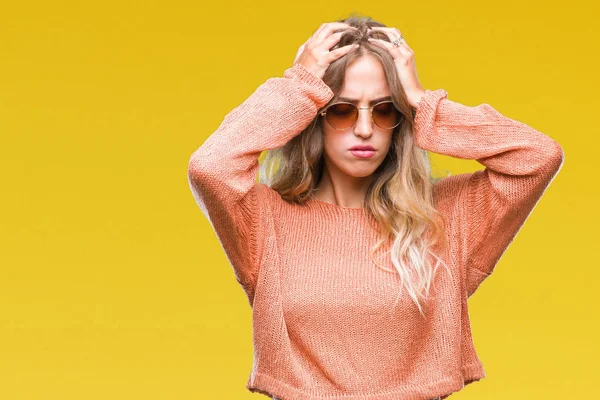 Çünkü çaresiz ve stresli baş ağrısı acı izole arka plan üzerinde güneş gözlüğü takıyor güzel sarışın genç kadın acı ve migren. Ellerini kafasına.