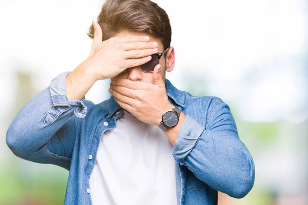 Młody Przystojny Mężczyzna Noszenie Okularów Przeciwsłonecznych Białym Tle Krycia Oczy — Zdjęcie stockowe