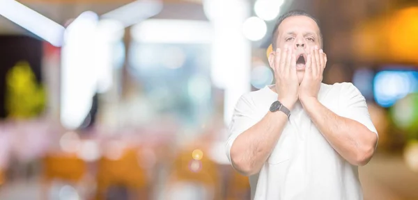 孤立した背景はうんざりに白い シャツ手をカバーする顔 うつ病や悲しみ 中年のアラブ人 Wearig は動揺し 問題に対するイライラ — ストック写真