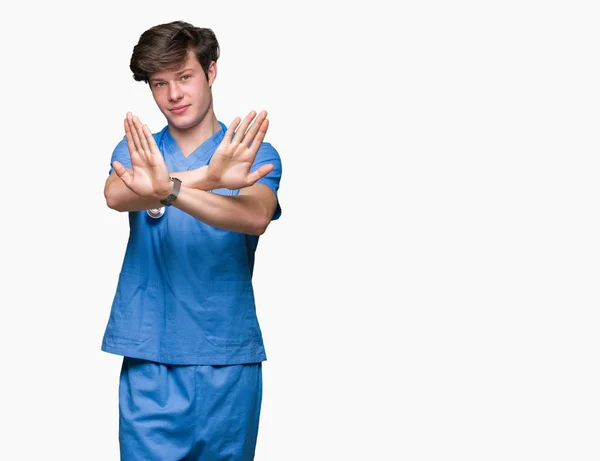 Unga Läkare Bär Medicinsk Uniform Över Isolerade Bakgrund Avvisande Uttryck — Stockfoto