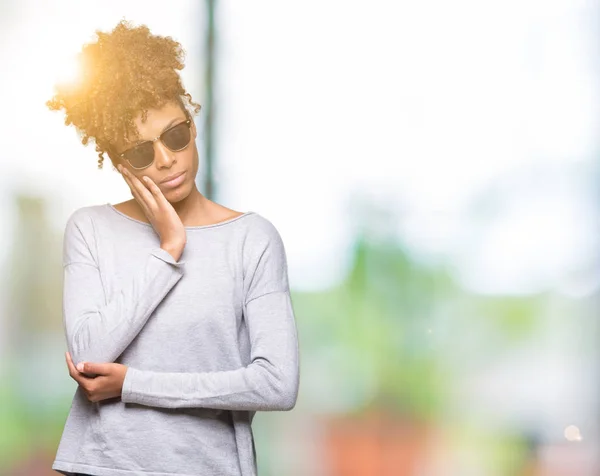 Beautiful Young African American Woman Wearing Sunglasses Isolated Background Thinking — Stock Photo, Image