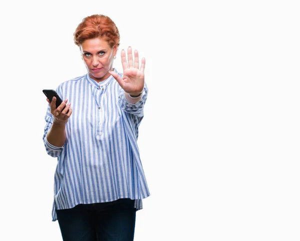 Στιβαρό Και Ανώτερος Καυκάσιος Κοκκινομάλλης Γυναίκα Γραπτών Μηνυμάτων Χρησιμοποιώντας Smartphone — Φωτογραφία Αρχείου