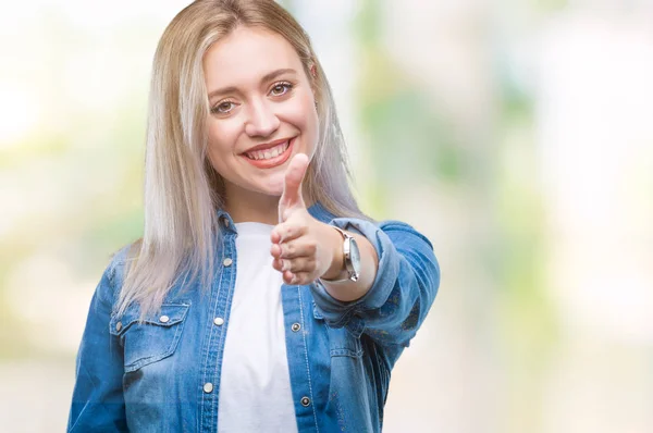 Mladá Blond Žena Izolované Pozadí Úsměvem Přátelskou Nabídku Handshake Jako — Stock fotografie