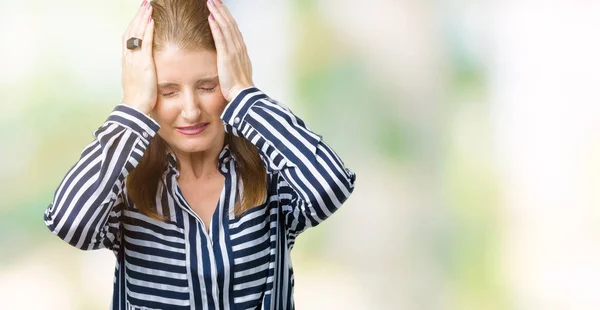 Średnim Wieku Dorosła Kobieta Białym Tle Cierpiących Ból Głowy Zdesperowany — Zdjęcie stockowe