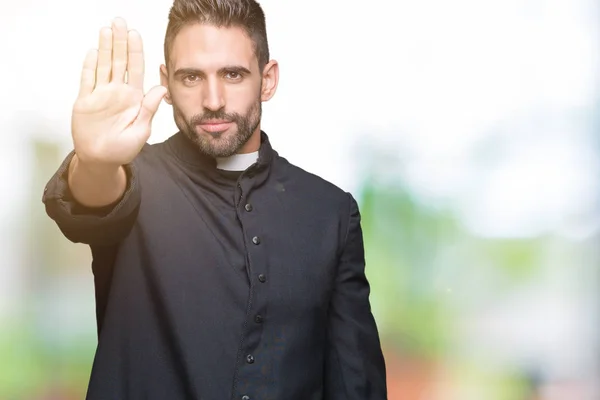 Joven Sacerdote Cristiano Sobre Fondo Aislado Haciendo Dejar Cantar Con —  Fotos de Stock