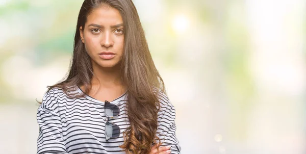 Ung Vacker Arabisk Kvinna Bär Solglasögon Över Isolerade Bakgrund Skeptiker — Stockfoto