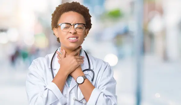 Junge Afrikanisch Amerikanische Ärztin Medizinischem Mantel Über Isoliertem Hintergrund Schreien — Stockfoto