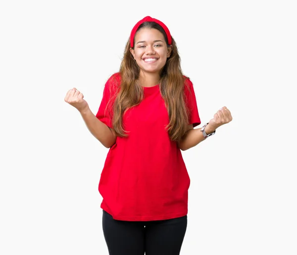 Jovem Bela Mulher Morena Vestindo Camiseta Vermelha Sobre Fundo Isolado — Fotografia de Stock