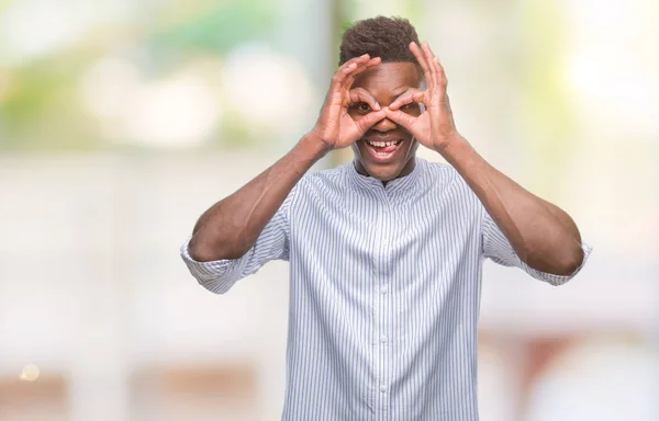 Jovem Afro Americano Sobre Fundo Isolado Fazendo Gesto Como Binóculos — Fotografia de Stock