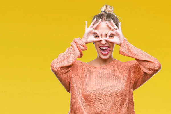 Linda Jovem Loira Sobre Fundo Isolado Fazendo Gesto Como Binóculos — Fotografia de Stock