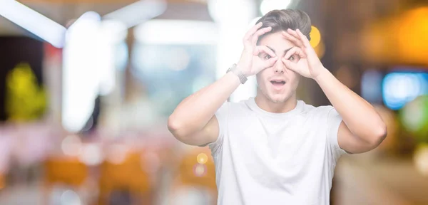 Homem Bonito Jovem Vestindo Shirt Branca Sobre Fundo Isolado Fazendo — Fotografia de Stock