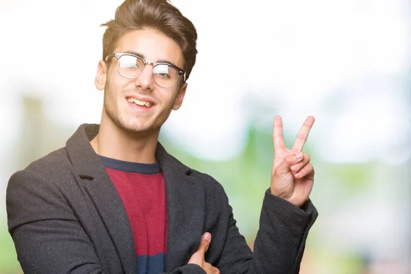 Joven Hombre Elegante Guapo Con Gafas Sobre Fondo Aislado Sonriendo — Foto de Stock