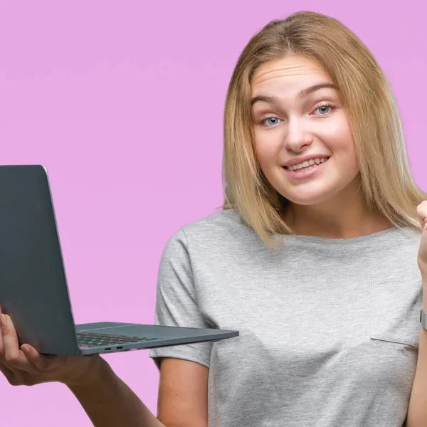 Mujer Caucásica Joven Usando Computadora Portátil Sobre Fondo Aislado Gritando —  Fotos de Stock