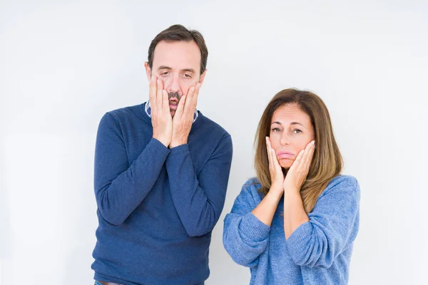 Hermosa Pareja Mediana Edad Enamorada Sobre Fondo Aislado Manos Cansadas —  Fotos de Stock