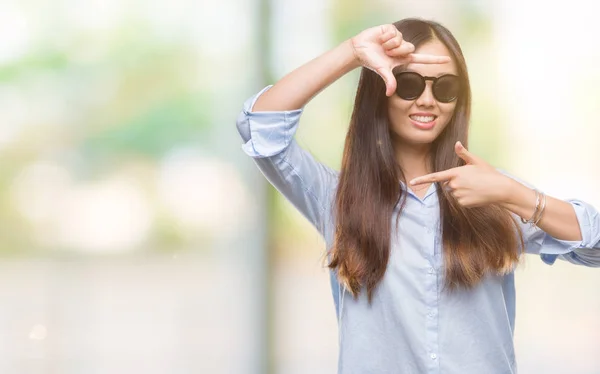 Jovem Mulher Asiática Vestindo Óculos Sol Sobre Fundo Isolado Sorrindo — Fotografia de Stock