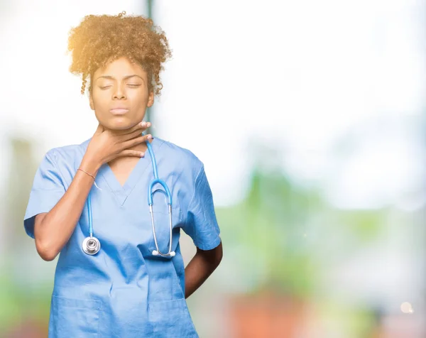 Junge Afrikanisch Amerikanische Ärztin Über Isolierten Hintergrund Berühren Schmerzhaften Hals — Stockfoto