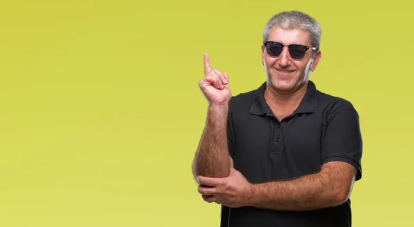 Hombre Mayor Guapo Con Gafas Sol Sobre Fondo Aislado Con —  Fotos de Stock