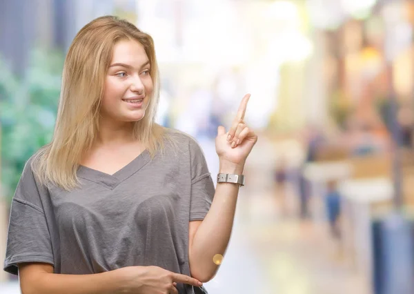 Mladá Žena Kavkazský Izolované Pozadí Velkým Úsměvem Tváři Rukou Prstu — Stock fotografie