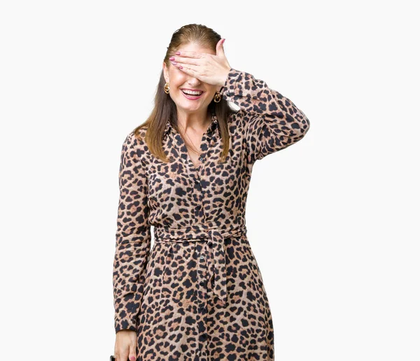 Vackra Medelåldern Mogen Rik Kvinna Bär Leopard Klänning Över Isolerade — Stockfoto