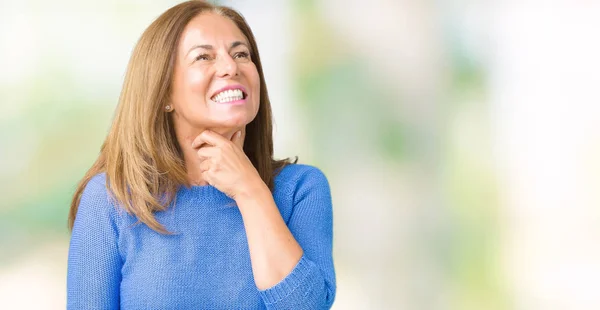 Middelbare Leeftijd Mooie Vrouw Winter Trui Dragen Achtergrond Geïsoleerd Raken — Stockfoto