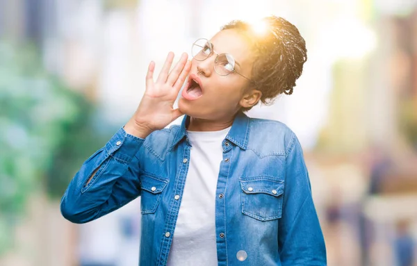 Jovem Trançado Cabelo Afro Americano Menina Vestindo Óculos Sobre Fundo — Fotografia de Stock