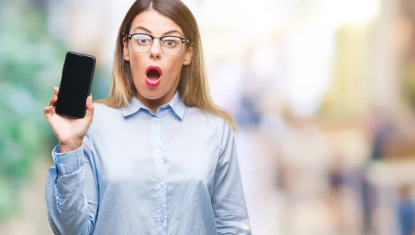 Joven Mujer Negocios Hermosa Que Muestra Pantalla Blanco Del Teléfono —  Fotos de Stock