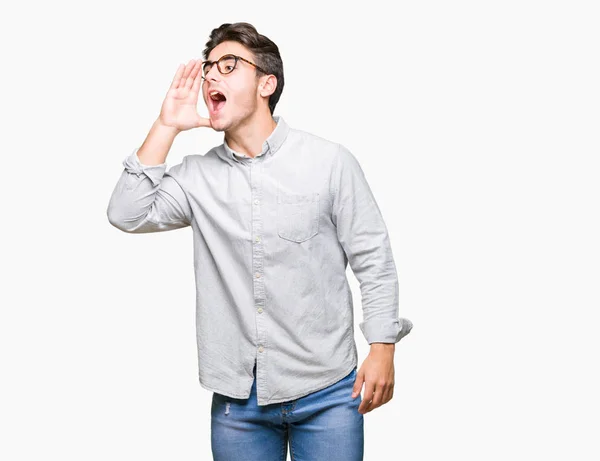 Homem Bonito Jovem Usando Óculos Sobre Fundo Isolado Gritando Gritando — Fotografia de Stock