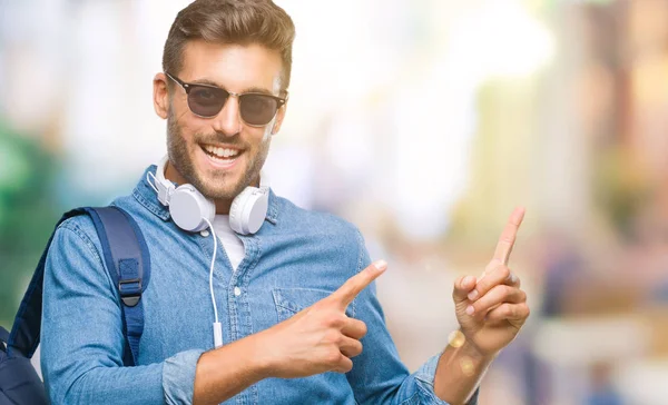 Jovem Turista Bonito Vestindo Fones Ouvido Mochila Sobre Fundo Isolado — Fotografia de Stock