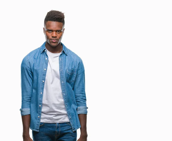 Unga Afroamerikanska Mannen Över Isolerade Bakgrund Med Allvarliga Uttryck Ansiktet — Stockfoto
