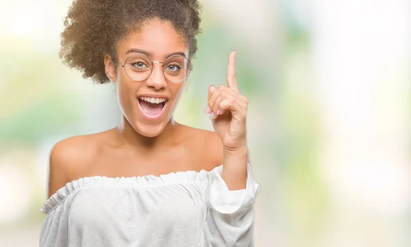 Joven Mujer Afroamericana Con Gafas Sobre Fondo Aislado Apuntando Con —  Fotos de Stock