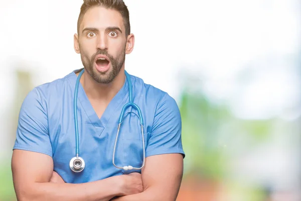 Knappe Jonge Dokter Chirurg Man Geïsoleerde Achtergrond Bang Geschokt Met — Stockfoto