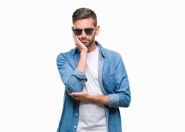 Joven Hombre Guapo Con Gafas Sol Sobre Fondo Aislado Pensando —  Fotos de Stock