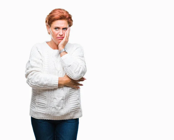 活跃的高级高加索红发妇女穿着冬季毛衣在孤立的背景认为疲惫和厌倦抑郁症的问题与交叉的手臂 — 图库照片