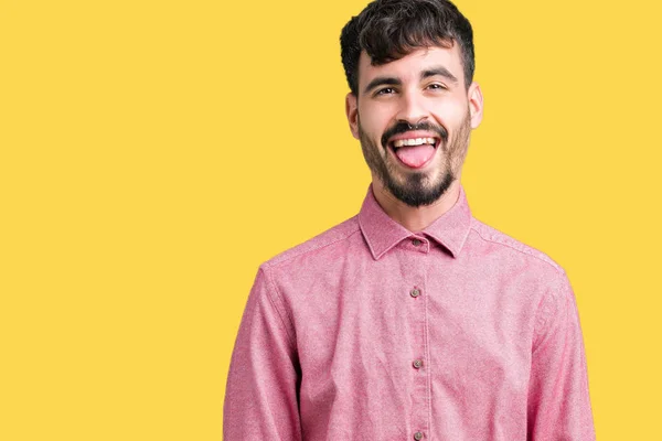 Mladý Pohledný Muž Nosit Růžové Košile Izolované Pozadí Držet Jazyk — Stock fotografie