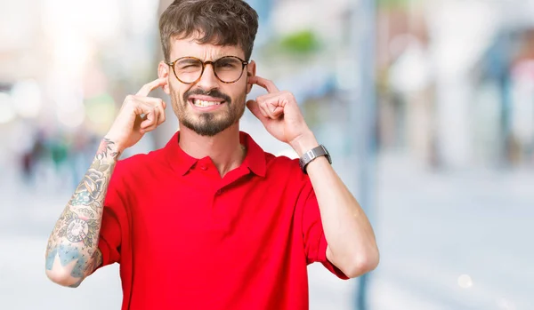 Joven Hombre Guapo Con Gafas Sobre Fondo Aislado Cubriendo Las —  Fotos de Stock